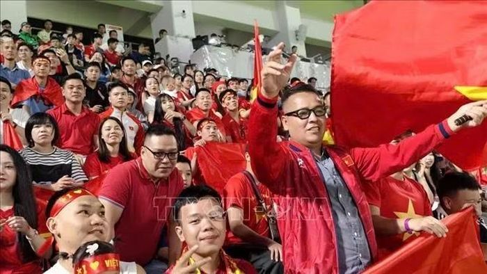 Rất đông cổ động viên Việt Nam đến sân cổ vũ cho đội nhà. Ảnh: Bùi Hà/PV TTXVN tại Nhật Bản