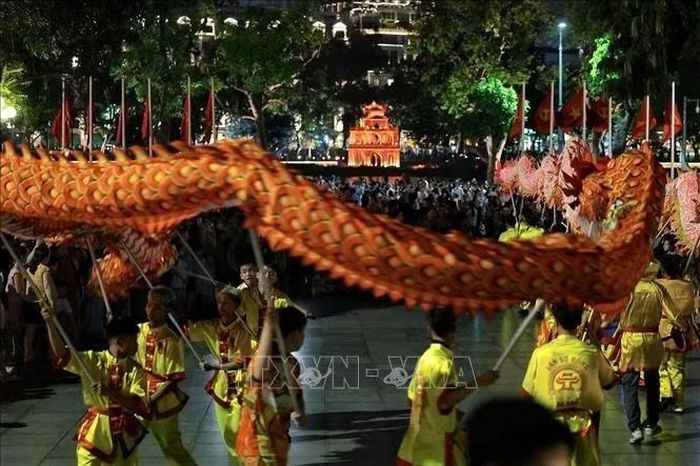 Đoàn múa rồng di chuyển qua không gian phố đi bộ Hồ Gươm tạo nên một khung cảnh Trung thu đậm dấu ấn Hà Nội. Ảnh: Phạm Tuấn Anh/TTXVN