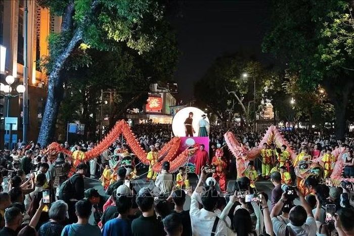 Đoàn rước đèn Trung thu diễu hành trong không gian đi bộ hồ Hoàn Kiếm, thu hút đông đảo người dân và du khách tham gia. Ảnh: Lê Đông/TTXVN