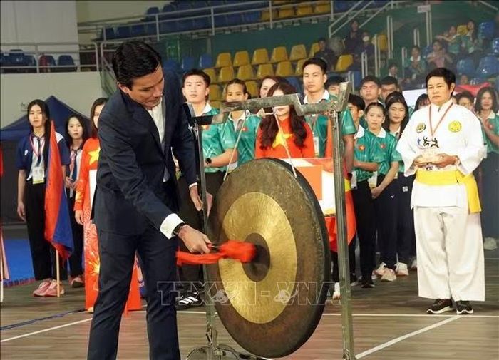 Ông Nguyễn Nam Nhân, Phó Giám đốc Sở Văn hoá và Thể thao TP. Hồ Chí Minh, Trưởng Ban tổ chức Giải, thực hiện nghi thức đánh cồng khai mạc.