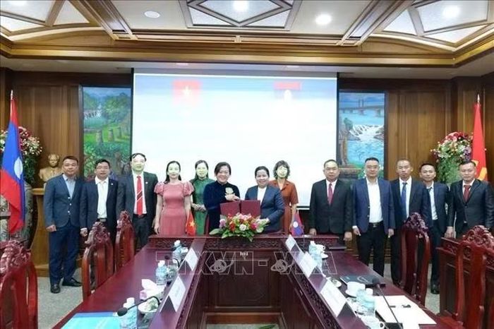 Các đại biểu tham dự hội đàm chụp ảnh lưu niệm. Ảnh: Xuân Tú/PV TTXVN tại Lào