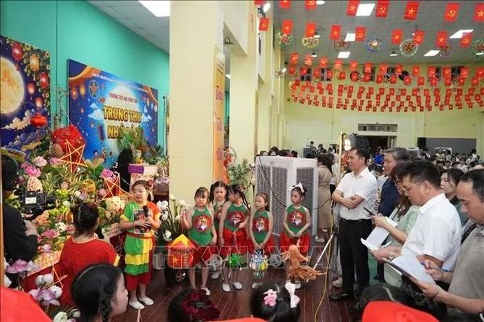 Các em nhỏ thuyết trình về tác phẩm Tết Trung thu của trường mình.