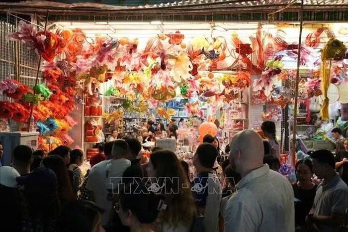 Các cửa hàng bày bán đồ chơi truyền thống luôn thu hút sự quan tâm của khách hàng.