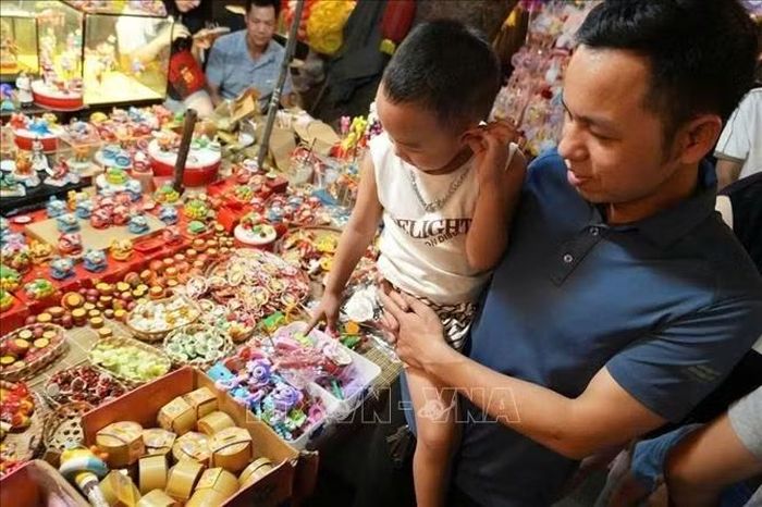Một em bé đang lựa chọn các loại đồ chơi dịp Trung thu.