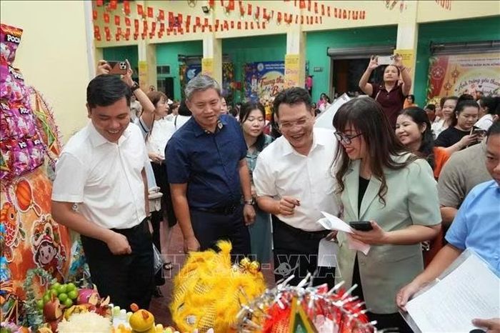 Lãnh đạo phường Hồng Hà chấm điểm mâm cỗ Trung thu của các trường trên địa bàn phường.