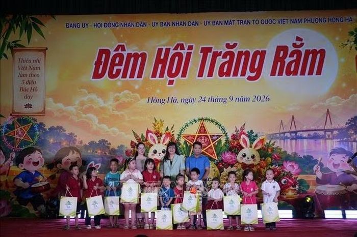 Đảng ủy, UBND phường Hồng Hà (Hà Nội) tặng quà cho thiếu nhi đạt thành tích cao trong học tập.
