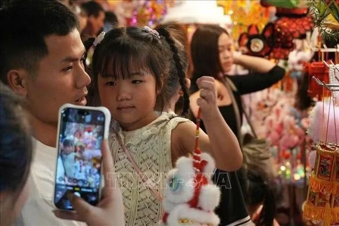 Trung thu là dịp để các gia đình lưu giữ các hình ảnh tuổi thơ cho con trẻ.