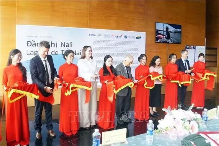 Các đại biểu cắt băng khai mạc triển lãm.