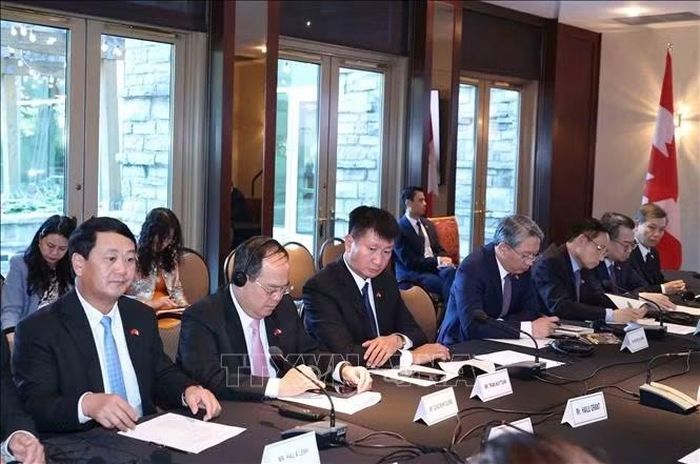 Thành viên đoàn cấp cao Việt Nam tham dự cuộc gặp các thành viên Hội Hữu nghị Canada - Việt Nam. Ảnh: Thống Nhất/TTXVN