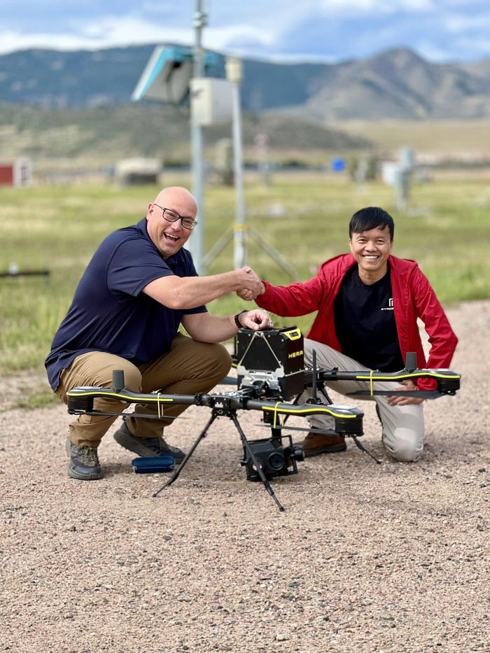 Tiến sĩ Lương Việt Quốc và đối tác đồng ý hợp tác phân phối UAV Hera tại Hội nghị Công nghiệp Lực lượng Tác chiến Đặc biệt (Special Operations Forces Industry Conference) năm 2022 tại Trung tâm Hội nghị Tampa, bang Florida, Mỹ. Ảnh: NVCC