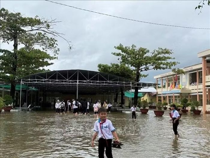 Mưa dông kéo dài gây ngập làm ảnh hưởng lớn đến sống, sinh hoạt của người dân tỉnh Cà Mau.