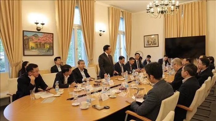 Đồng chí Nguyễn Xuân Thắng phát biểu trong cuộc làm việc với cán bộ Đại sứ quán Việt Nam. Ảnh: Thu Hằng/PV TTXVN tại Đức