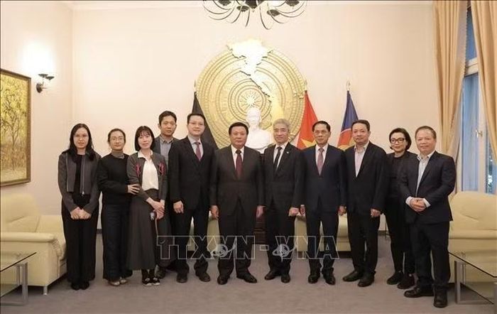 Đồng chí Nguyễn Xuân Thắng chụp ảnh lưu niệm cùng cán bộ Đại sứ quán Việt Nam tại Đức. Ảnh: Thu Hằng/PV TTXVN tại Đức