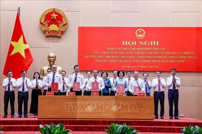 Đại diện Kiểm toán Nhà nước, Ban Thường vụ Thành ủy, Tỉnh ủy, Thường trực HĐND, UBND thành phố Hà Nội và tỉnh Sơn La ký Quy chế phối hợp công tác.