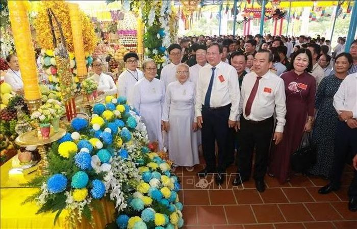 Đại biểu lãnh đạo tỉnh Tây Ninh tham quan trưng bày triển lãm tại Đại lễ Hội yến Diêu Trì Cung năm 2026.