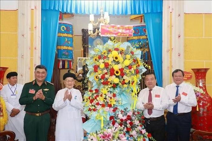 Lãnh đạo tỉnh Tây Ninh tặng hoa chúc mừng Hội thánh Cao Đài Tòa Thánh Tây Ninh nhân Đại lễ Hội yến Diêu Trì Cung năm Bính Ngọ 2026.