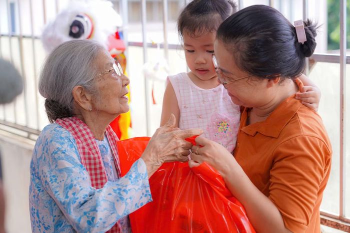 Các em bệnh nhi nhận quà Tết trung thu từ NSƯT Phi Điểu.