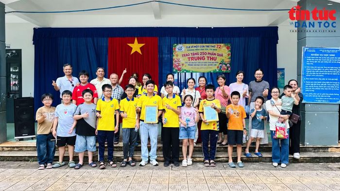 Câu lạc bộ “Vì Nụ Cười Trẻ Thơ 72” và nhóm “Quỹ Gạo Yêu Thương” mang trung thu đến với trẻ em có hoàn cảnh khó khăn.