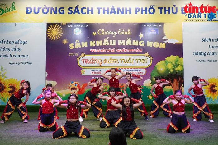 Các em thiếu nhi biểu diễn các tiết mục văn hoá văn nghệ nhân dịp Tết Trung thu tại Đường sách thành phố Thủ Đức.