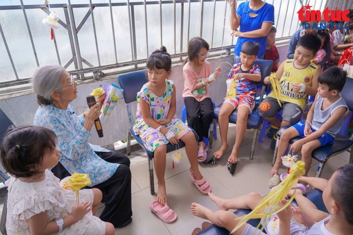 NSƯT Phi Điểu kể chuyện cho các em thiếu nhi tại Bệnh viện Nhân dân Gia Định.