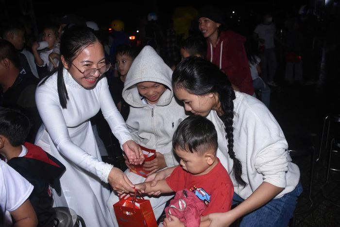 Các em nhỏ được tặng bánh trung thu và lồng đèn khi tham gia hoạt động đón Tết Trung thu tại địa phương.