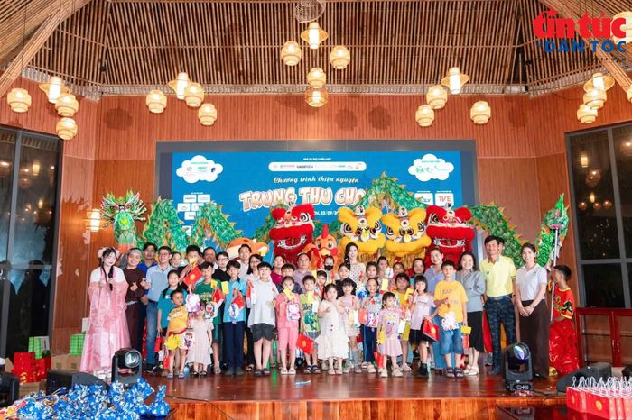 Các em nhỏ hào hứng tham gia trò chơi cùng người tổ chức chương trình.