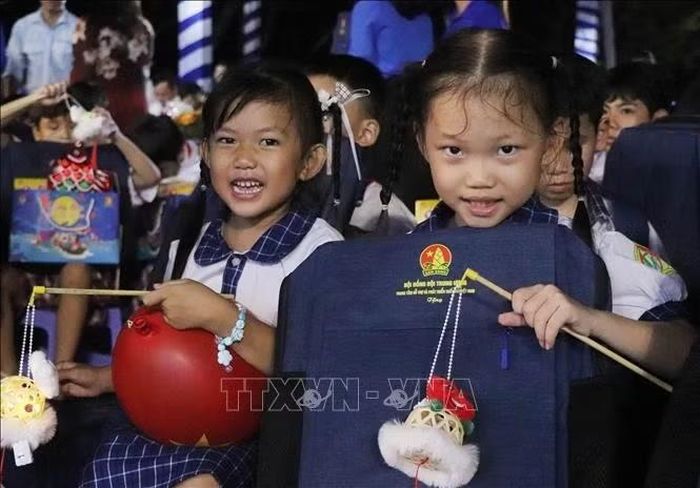Thiếu nhi vui thích khi nhận quà Trung thu.