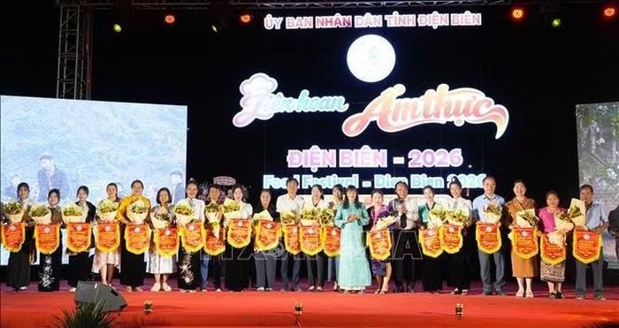 Ban Tổ chức trao tặng cờ lưu niệm cho các đơn vị tham gia gian hàng tại liên hoan ẩm thực.