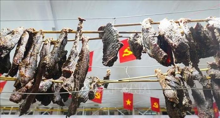 Thịt sấy, đặc sản Tây Bắc được bày bán tại liên hoan.