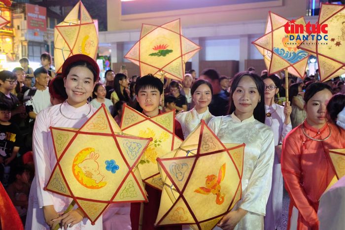 Lễ rước không chỉ mang đến một đêm hội dành cho thiếu nhi mà còn là dịp để người dân và du khách gặp gỡ, trải nghiệm và cảm nhận Trung thu Hà Nội.