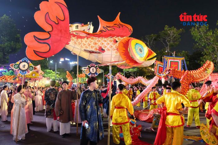 Đoàn rước đèn Trung thu truyền thống diễu hành qua các tuyến phố quanh Hồ Hoàn Kiếm và không gian đi bộ, các tuyến phố cổ, diễn xướng dân gian đường phố.