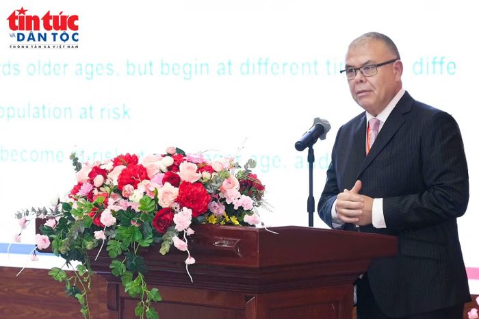 Giáo sư, Hiệp sĩ Jonathan Nguyễn Văn Tâm, Giáo sư danh dự Trường Y, Đại học Nottingham, nguyên Phó Giám đốc Y tế của Anh chia sẻ tại sự kiện.