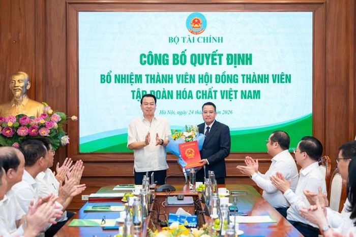 Ông Nguyễn Đức Chi - Thứ trưởng Bộ Tài chính trao Quyết định cho ông Nguyễn Văn Đông.