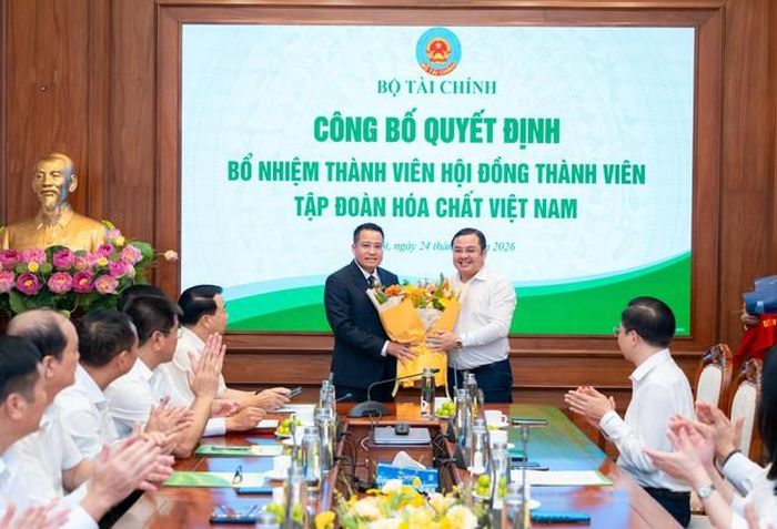 Ông Phùng Quang Hiệp - Bí thư Đảng ủy, Chủ tịch HĐTV Tập đoàn tặng hoa chúc mừng.