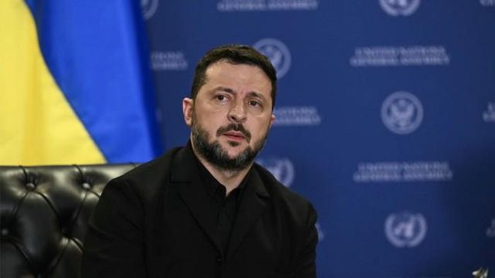Tổng thống Ukraine Volodymyr Zelensky quan sát cuộc gặp gỡ với Tổng thống Mỹ Donald Trump bên lề Đại hội đồng Liên Hợp Quốc lần thứ 81 tại New York vào ngày 22/9/2026. (Ảnh: Brendan SMIALOWSKI/AFP qua Kyivpost)