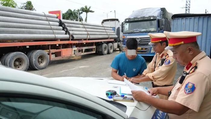 Người điều khiển phương tiện bị xử phạt 77.500.000 đồng, tước phù hiệu 2 tháng và trừ 4 điểm trên giấy phép lái xe. Ảnh Trọng Tín/Trang TTĐT Công an tỉnh Đồng Tháp.
