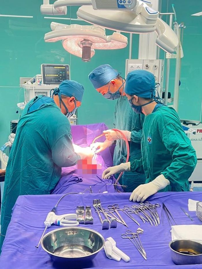 Các bác sĩ phẫu thuật cho bệnh nhân. Ảnh: Bệnh viện đa khoa khu vực Tiên Yên