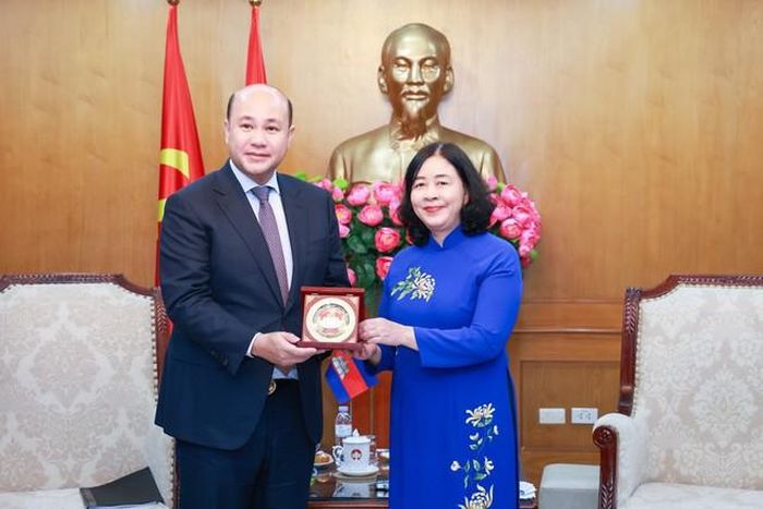 Bà Bùi Thị Minh Hoài - Ủy viên Bộ Chính trị, Bí thư Trung ương Đảng, Bí thư Đảng ủy MTTQ, các đoàn thể Trung ương, Chủ tịch Ủy ban Trung ương MTTQ Việt Nam tặng quà lưu niệm cho ông Hun Many, Phó Thủ tướng Chính phủ, Bộ trưởng Bộ Dịch vụ công, Chủ tịch Hội Liên hiệp thanh niên Campuchia (Ảnh: Quang Vinh).