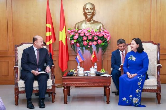 Bà Bùi Thị Minh Hoài - Ủy viên Bộ Chính trị, Bí thư Trung ương Đảng, Bí thư Đảng ủy MTTQ, các đoàn thể Trung ương, Chủ tịch Ủy ban Trung ương MTTQ Việt Nam trao đổi với ông Hun Many, Phó Thủ tướng Chính phủ, Bộ trưởng Bộ Dịch vụ công, Chủ tịch Hội Liên hiệp thanh niên Campuchia (Ảnh: Quang Vinh).