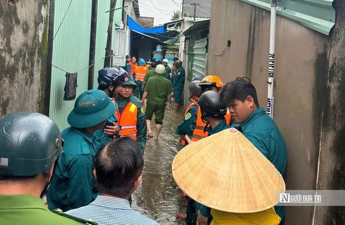 Các lực lượng chức năng phường Bình Thuận hỗ trợ người dân trong công tác phòng, chống thiên tai.
