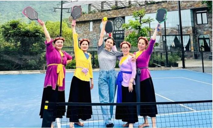 Sân pickleball trong khuôn viên nhà vườn.