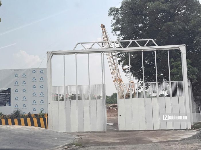 Cổng khu đất của Công ty TNHH Chế tạo Kim loại Hoà Phát vừa được chuyển đổi mục đích sử dụng. Theo tìm hiểu của phóng viên, dù chưa chính thức khởi công nhưng khu đất trên Hoà Phát dự kiến sẽ thực hiện dự án Mandarin Garden gồm 2 tòa chung cư, với khoảng 1.000 căn hộ.