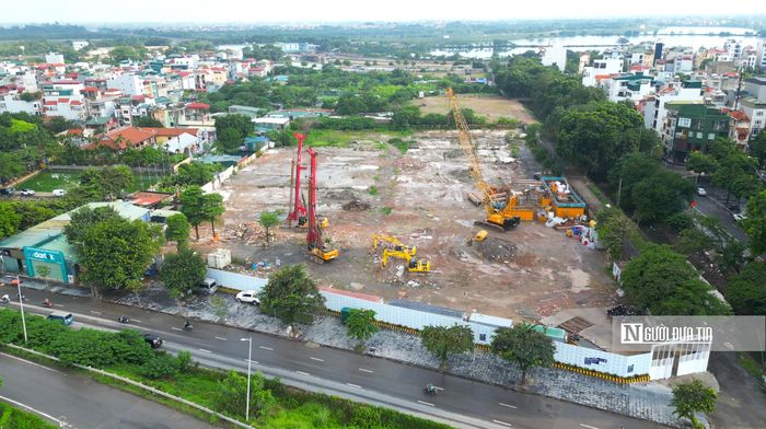 Theo ghi nhận của phóng viên phía trong khu đất có một số thiết bị đã được tập kết. Giá căn hộ dự kiến khoảng dưới 100 triệu/1 mét vuông tại dự án Mandarin Garden sau khi được triển khai.