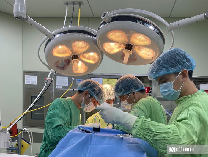 Ê-kip bác sĩ thực hiện ca mổ.