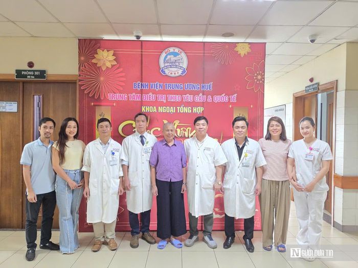 Cụ bà Thái Thị Xuân (áo tím) chụp ảnh lưu niệm cùng các bác sĩ Bệnh viện Trung ương Huế ngày xuất viện.