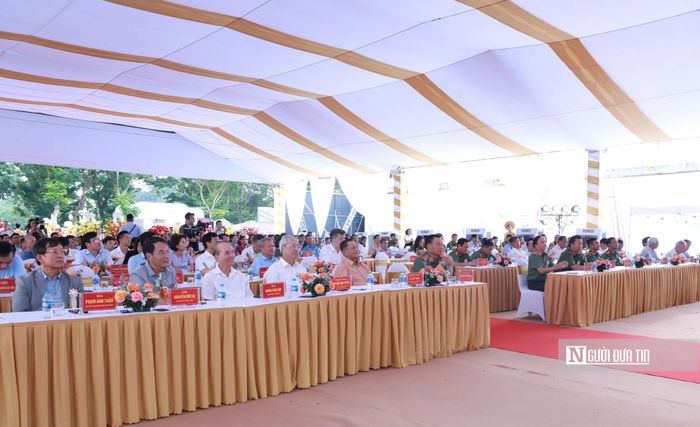 Các đại biểu tại buổi lễ.