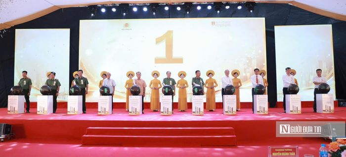 Các đại biểu thực hiện nghi thức khởi công Dự án.