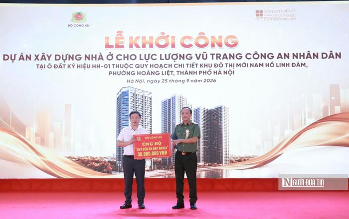 Thứ trưởng Đặng Hồng Đức trao tặng Quỹ Đền ơn đáp nghĩa phường Hoàng Liệt, thành phố Hà Nội.