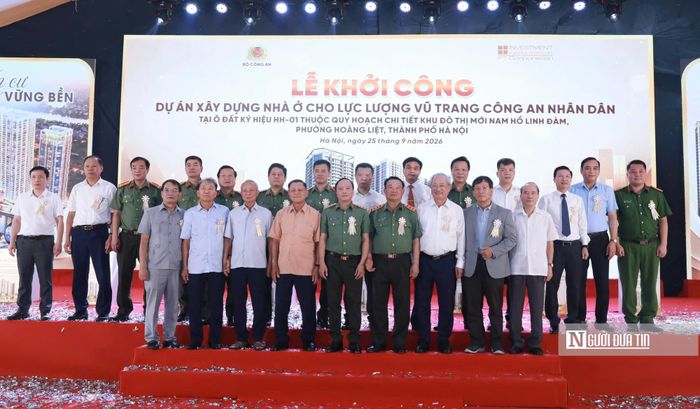 Thứ trưởng Đặng Hồng Đức cùng các đại biểu dự Lễ khởi công.