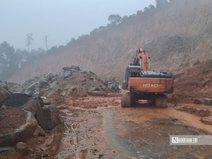 Trao đổi với Người Đưa Tin ngày 25/9, ông Hoàng Anh Tuấn – Phó Giám đốc Sở Xây dựng tỉnh Lâm Đồng cho biết, công trình dự án ở đèo Gia Bắc được triển khai thi công từ giữa tháng 6/2025, sau khi hoàn tất các thủ tục liên quan đến giải phóng mặt bằng. Tuy nhiên, quá trình thi công hiện gặp một số khó khăn do thời tiết diễn biến không thuận lợi, mưa kéo dài ảnh hưởng đến tiến độ. Dù vậy, ngành chức năng và các đơn vị liên quan đang tập trung triển khai các giải pháp, phấn đấu hoàn thành công trình trong năm 2026. (Ảnh chụp ngày 23/9).